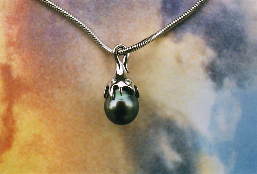 Pearl pendant with snake chain